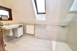 Shower room- click for photo gallery